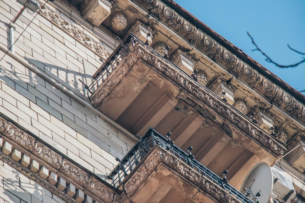  у центрі Києва обвалилися фрагменти балкона історичної будівлі