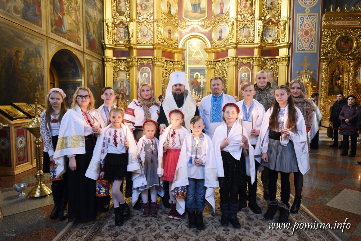 Епіфаній охрестив 9 дітей родини переселенців з Донбасу