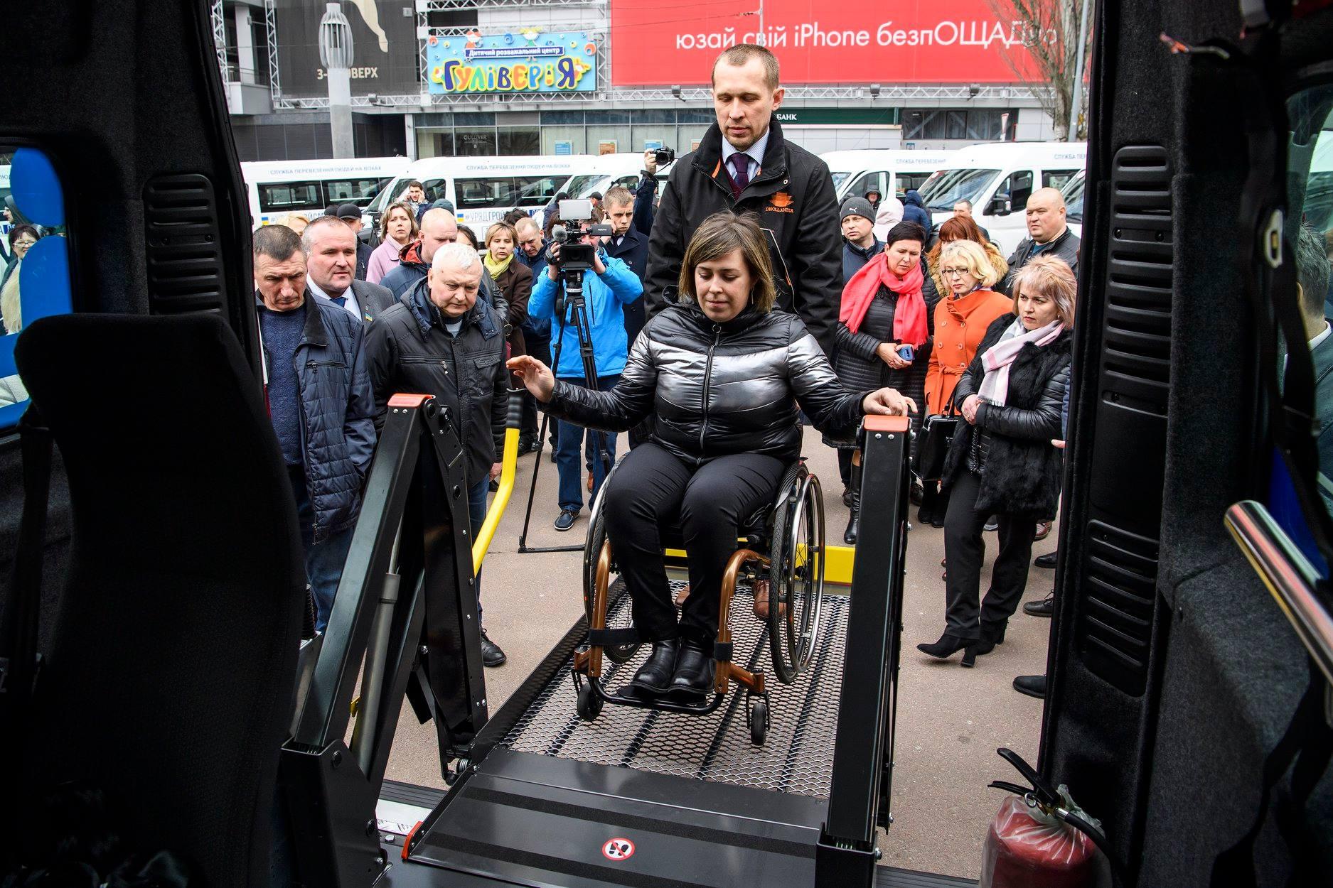 служби перевезень для людей на інвалідних візках