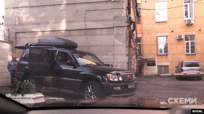 Авто супроводу Пінчука біля воріт АП 28 травня