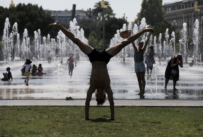 Французи рятуються від спеки у фонтанах