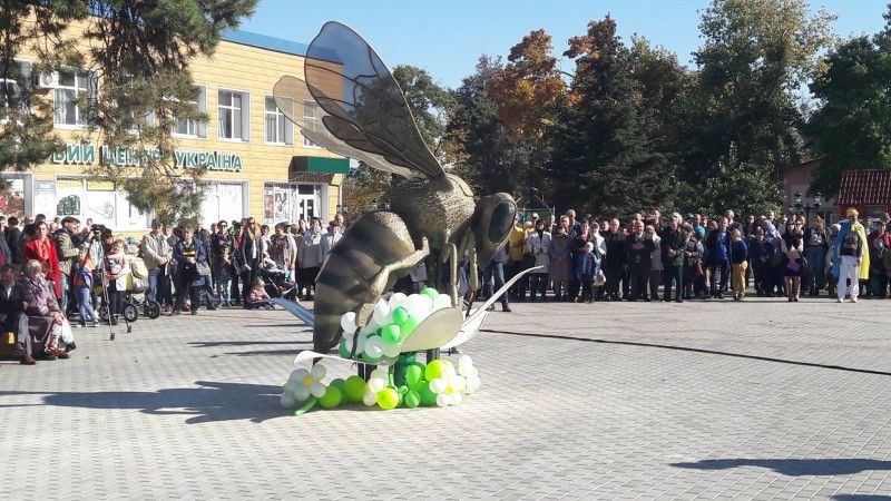 найбільший в Україні пам'ятник бджолі