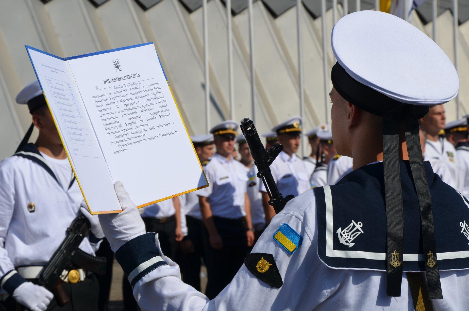 В Одесі склали присягу курсанти військово-морських вишів. Серед них вперше є дівчата