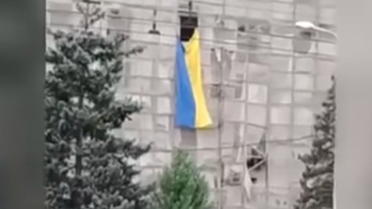 Державний прапор на будівлі готелю в окупованому Донецьку