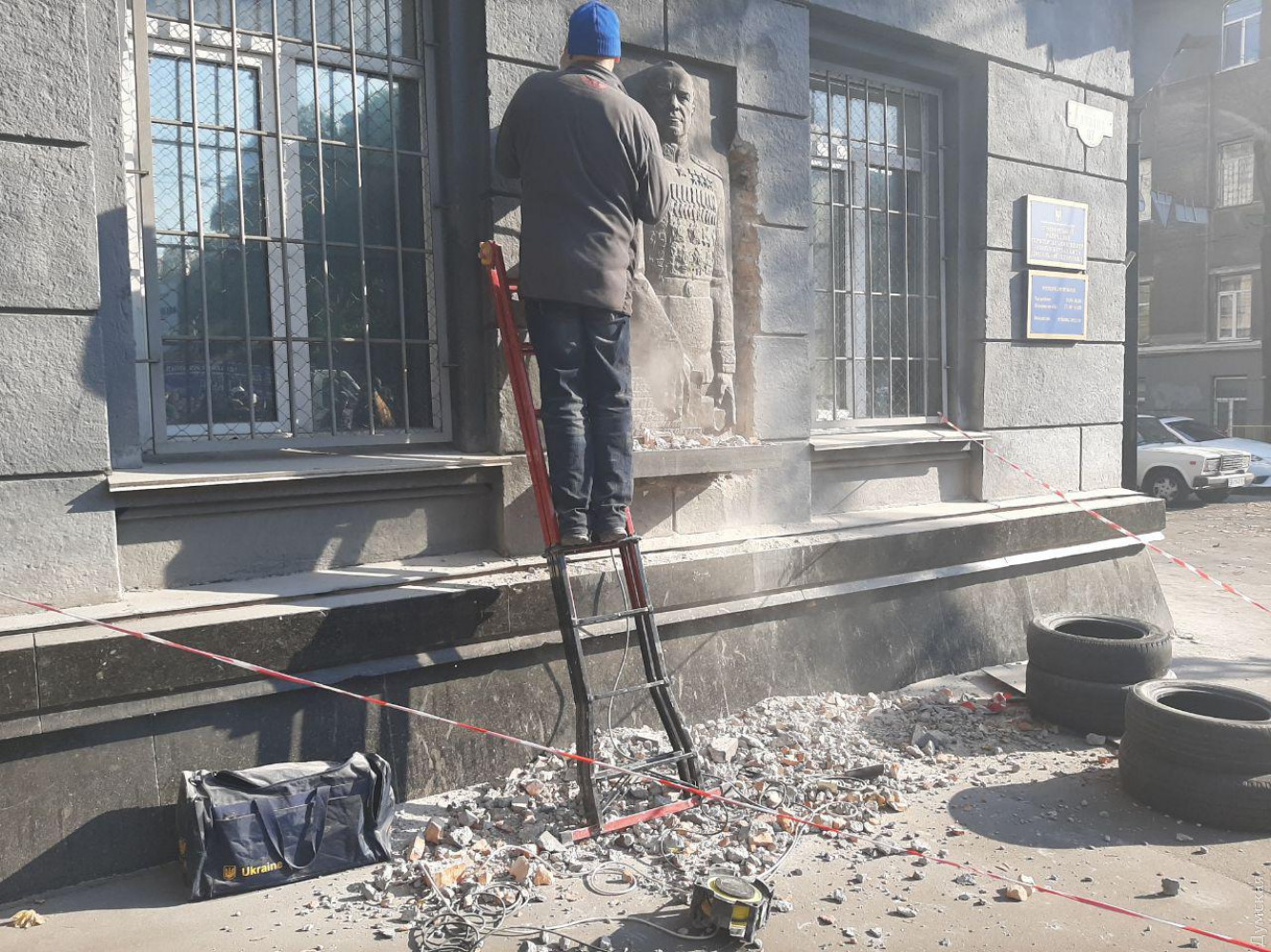 В Одесі з будівлі військкомату демонтували барельєф маршала Жукова