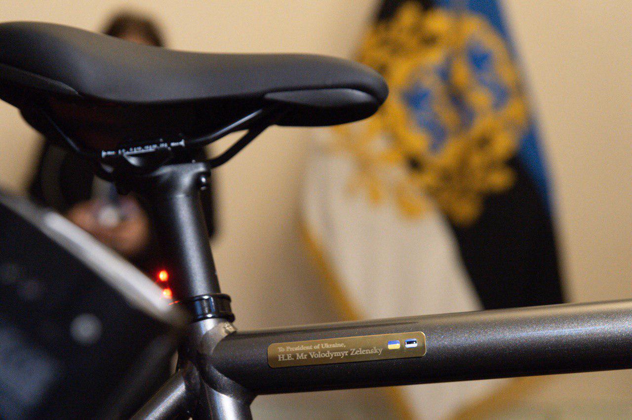 Президент Естонії подарувала Зеленському велосипед
