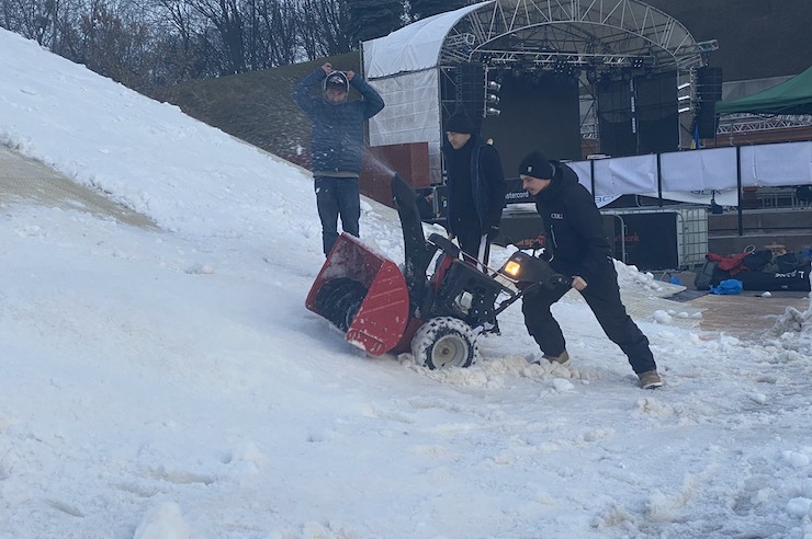 У Київ привезли 150 тонн снігу