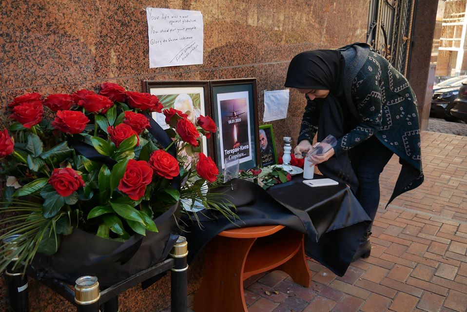 У Києві до посольства Ірану несуть квіти