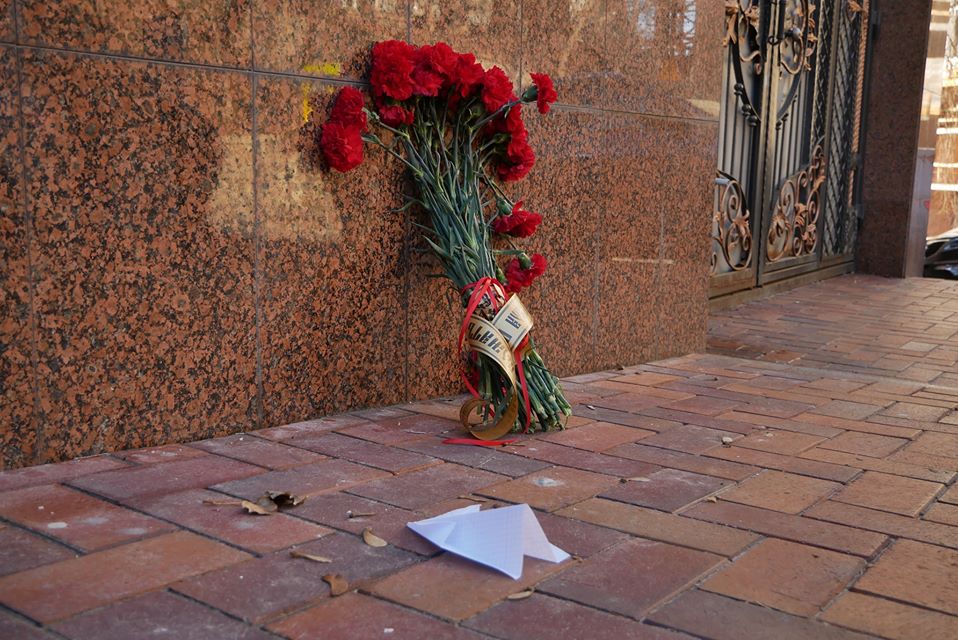 У Києві до посольства Ірану несуть квіти