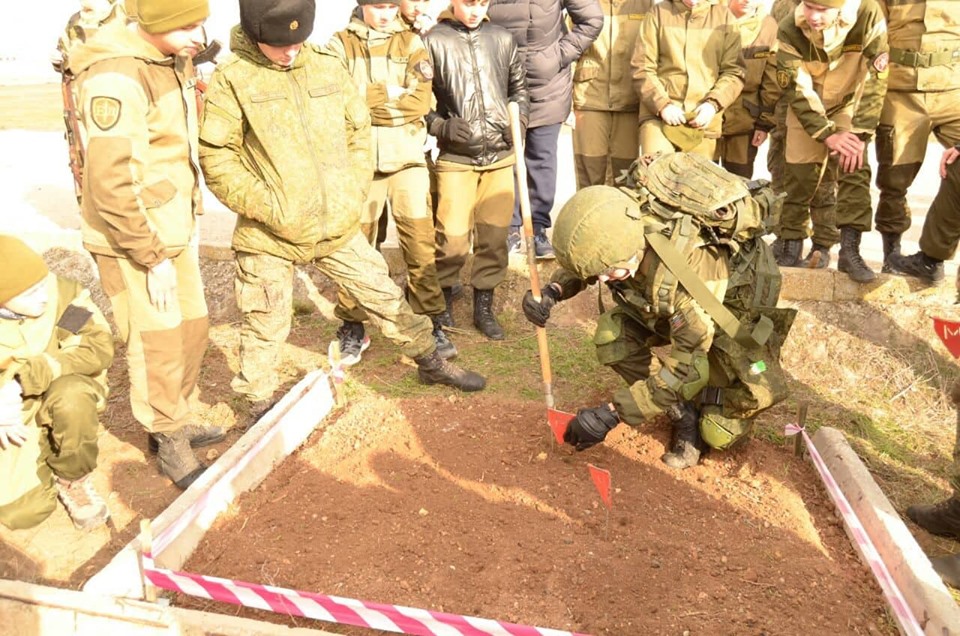 Офіцер ЗСУ показав, як в окупованому Криму вчать дітей воювати: фото