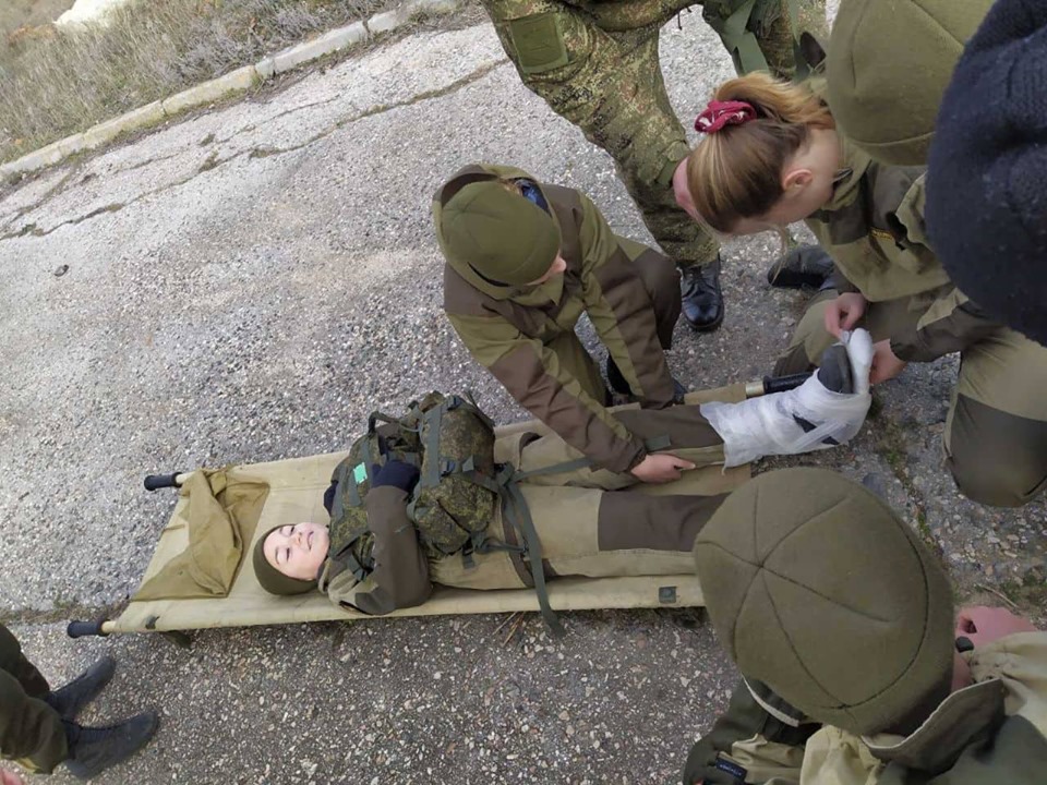 Офіцер ЗСУ показав, як в окупованому Криму вчать дітей воювати: фото