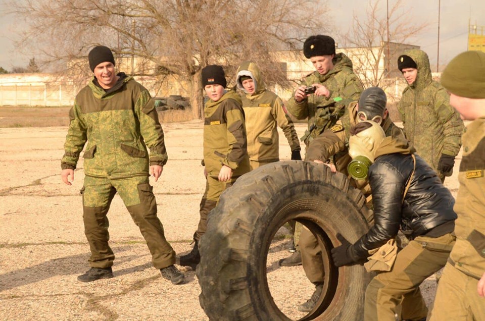 Офіцер ЗСУ показав, як в окупованому Криму вчать дітей воювати: фото