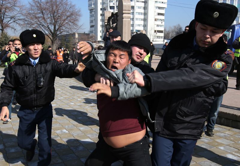 У Казахстані проходять акції через смерть активіста, десятки затриманих