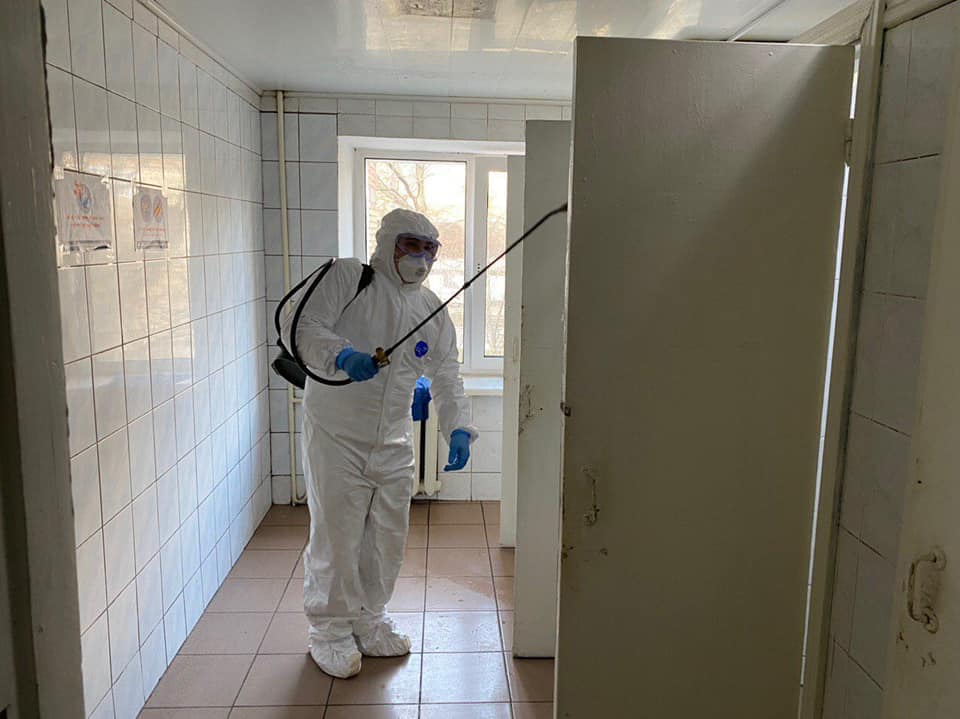 ДСНС провела дезінфекційні заходи у гуртожитку медичної академії у Києві через коронавірус