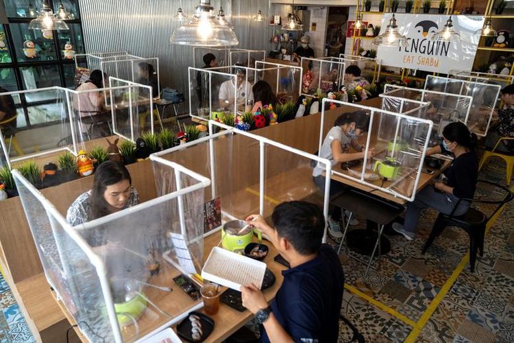 Люди обідають в ресторані Penguin Eat Shabu після його відкриття в Бангкоку, Таїланд 