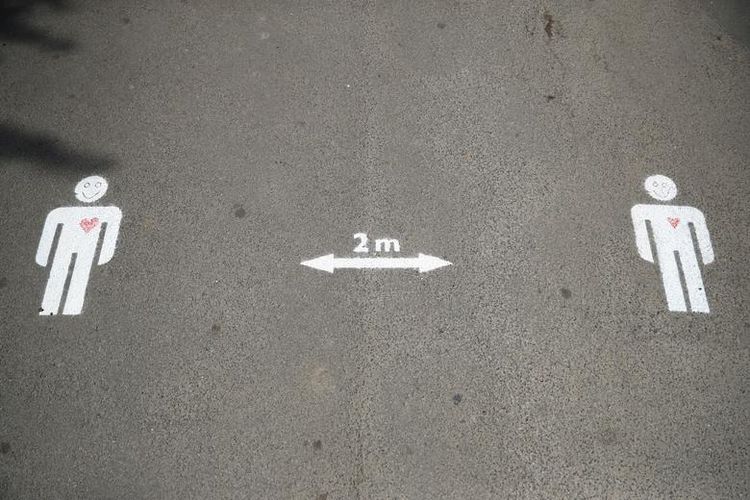 Повідомлення на тротуарі, що нагадує людям про соціальне дистанціювання в Лондоні