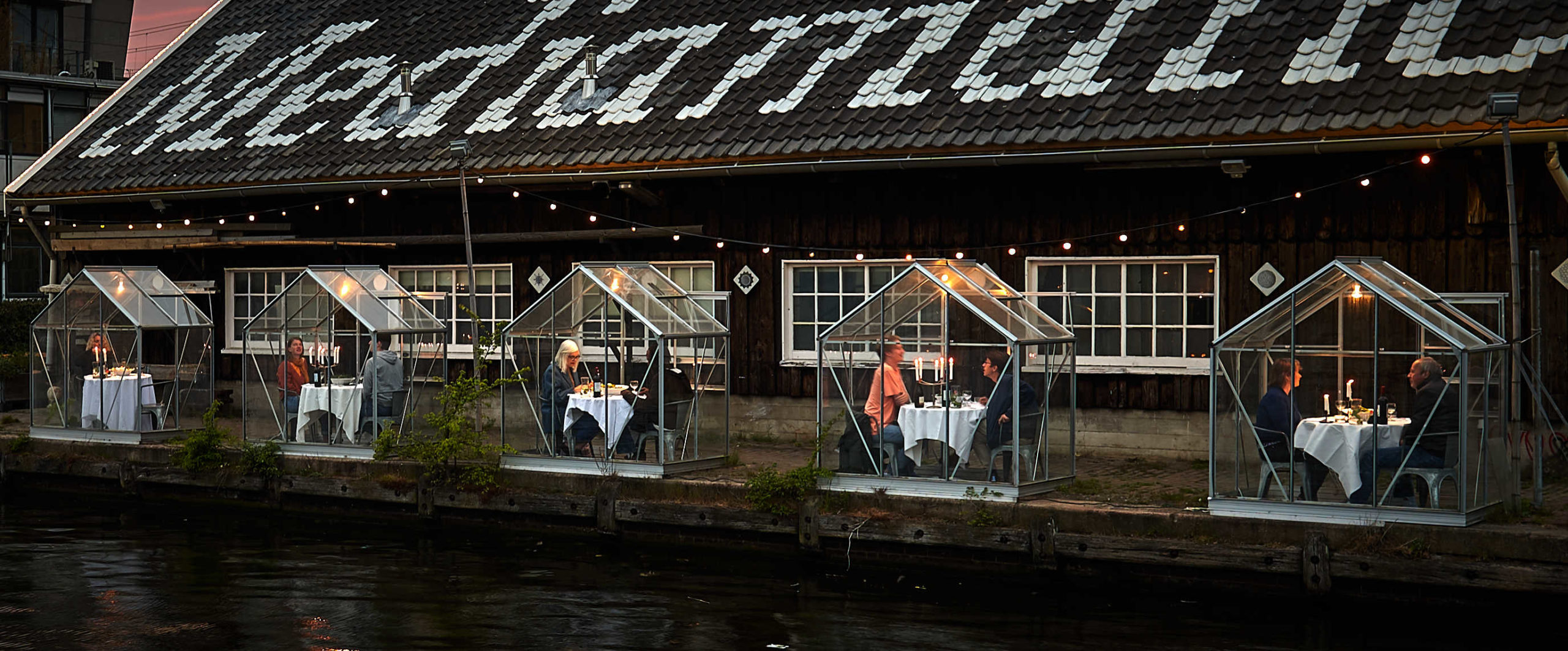 В Амстердамі відвідувачі ресторану їдять у скляних 