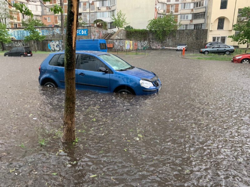 У Києві злива з градом затопила вулиці з машинами і поламала дерева