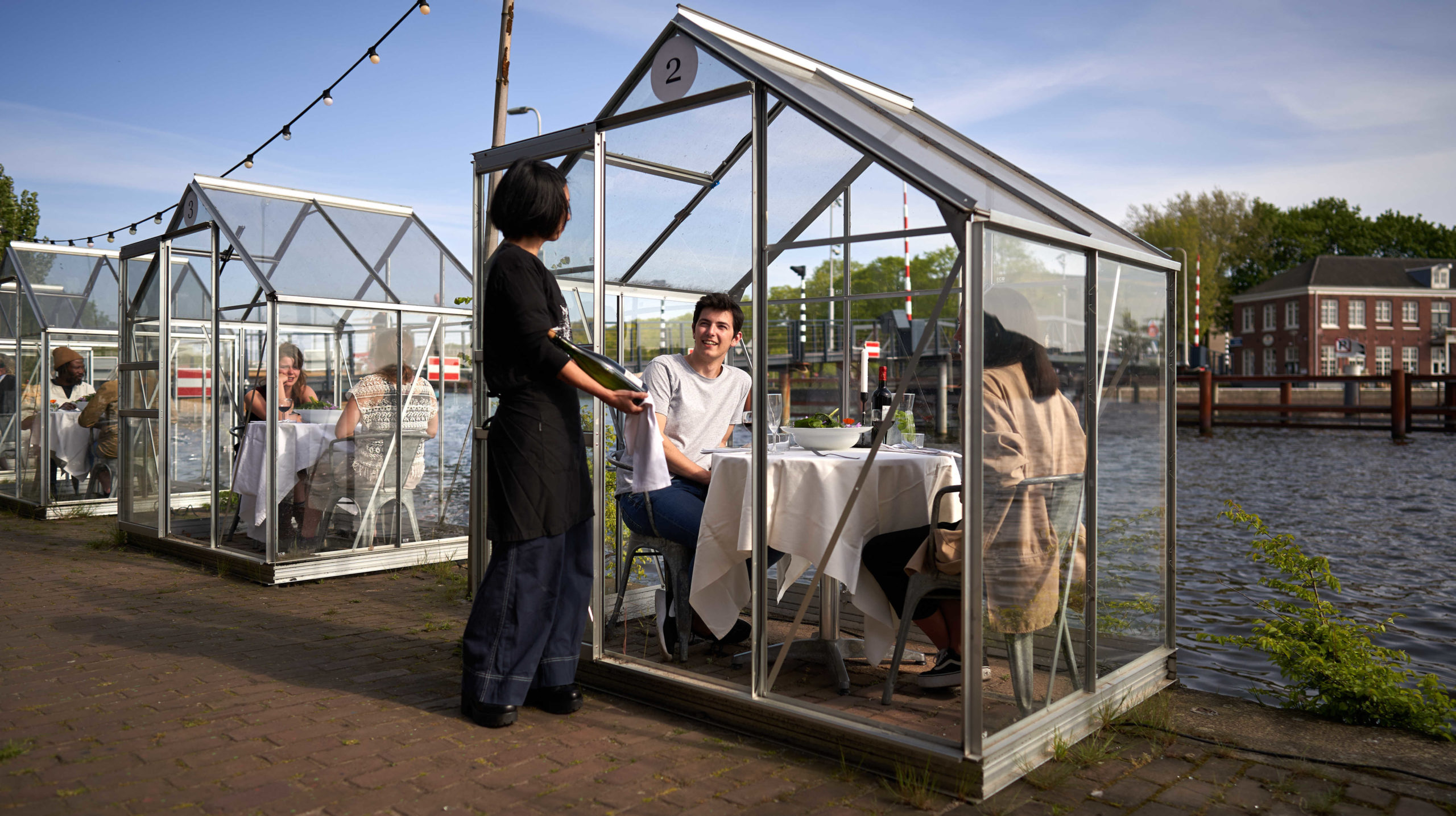 В Амстердамі відвідувачі ресторану їдять у скляних 