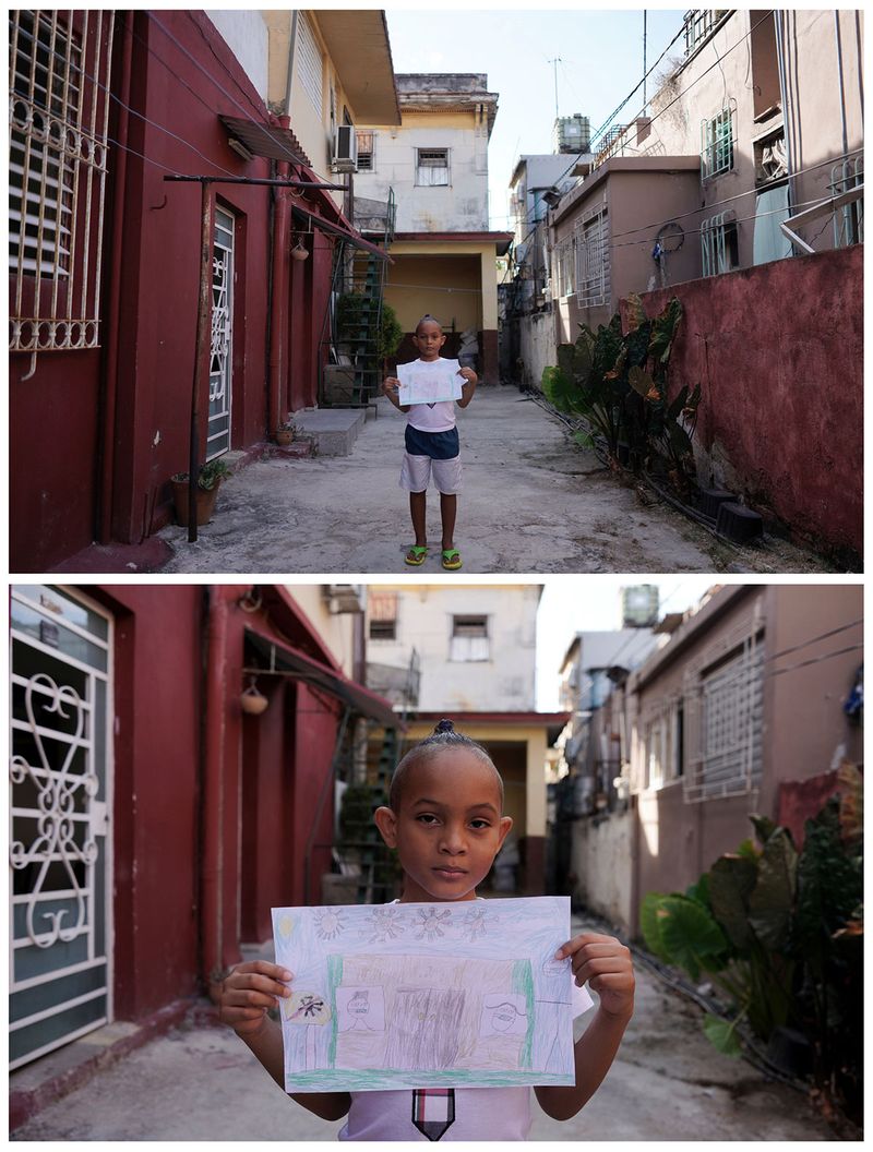 Крістофер Лукас Рейєс, 7 років, тримає малюнок перед своїм будинком у Гавані на Кубі.
