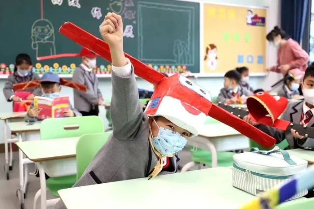 У Китаї діти прийшли до школи в метрових капелюхах, щоб тримати відстань