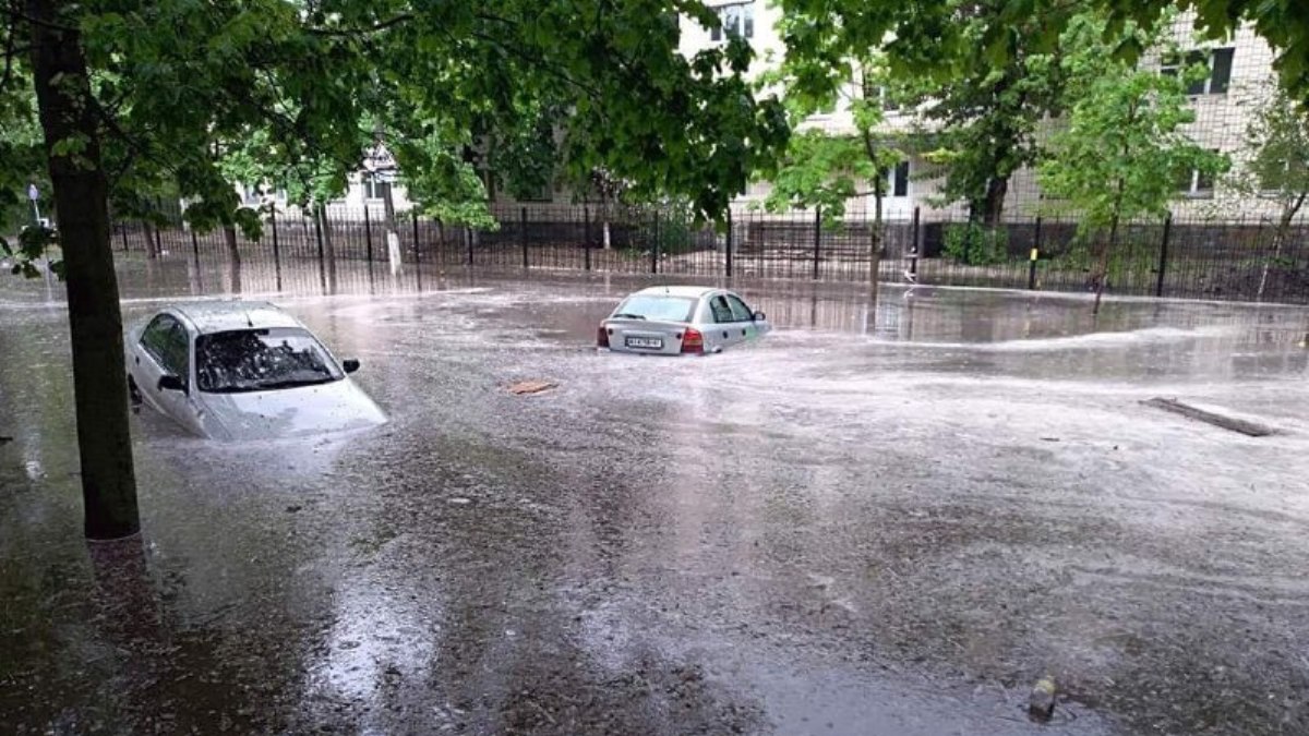 У Києві злива з градом затопила вулиці з машинами і поламала дерева