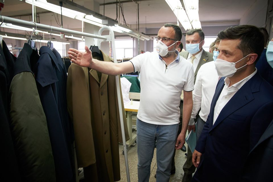 Зеленський відвідав фабрику, яка шиє захисний одяг для медиків 