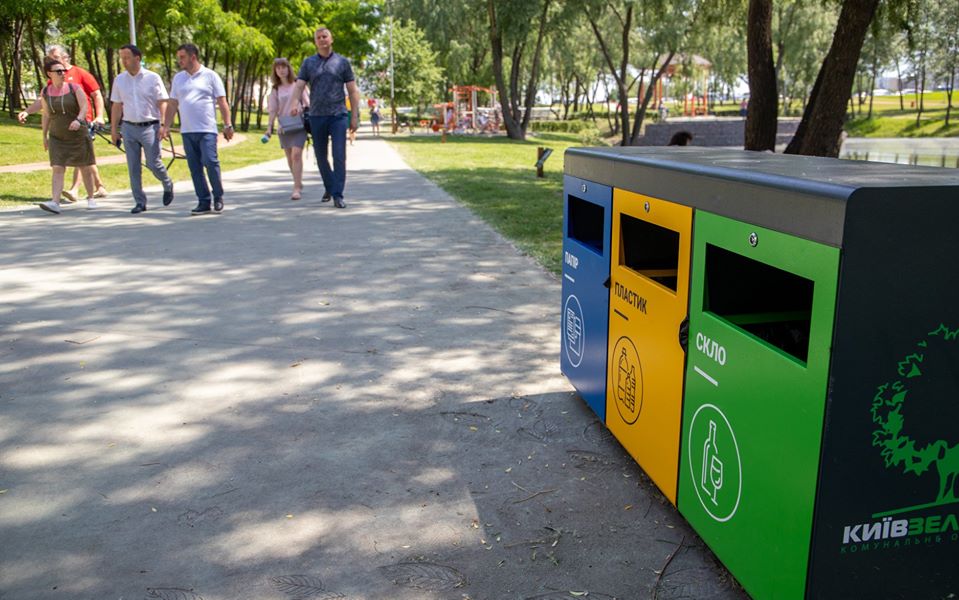 У Києві встановлюють контейнери для роздільного збору відходів у парках