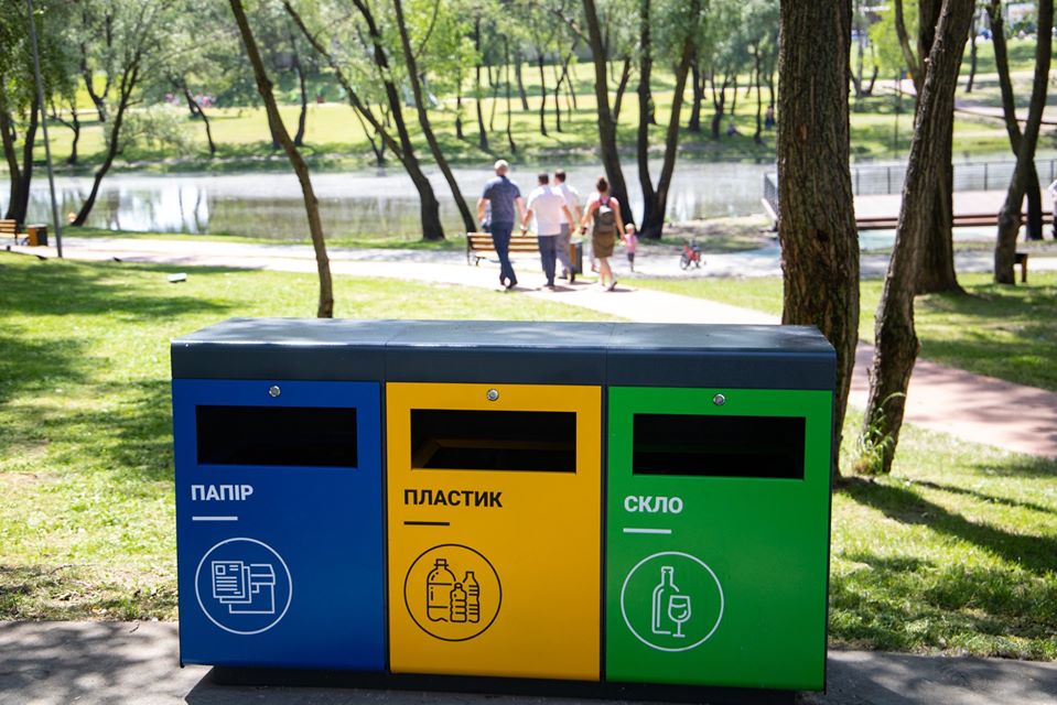 У Києві встановлюють контейнери для роздільного збору відходів у парках