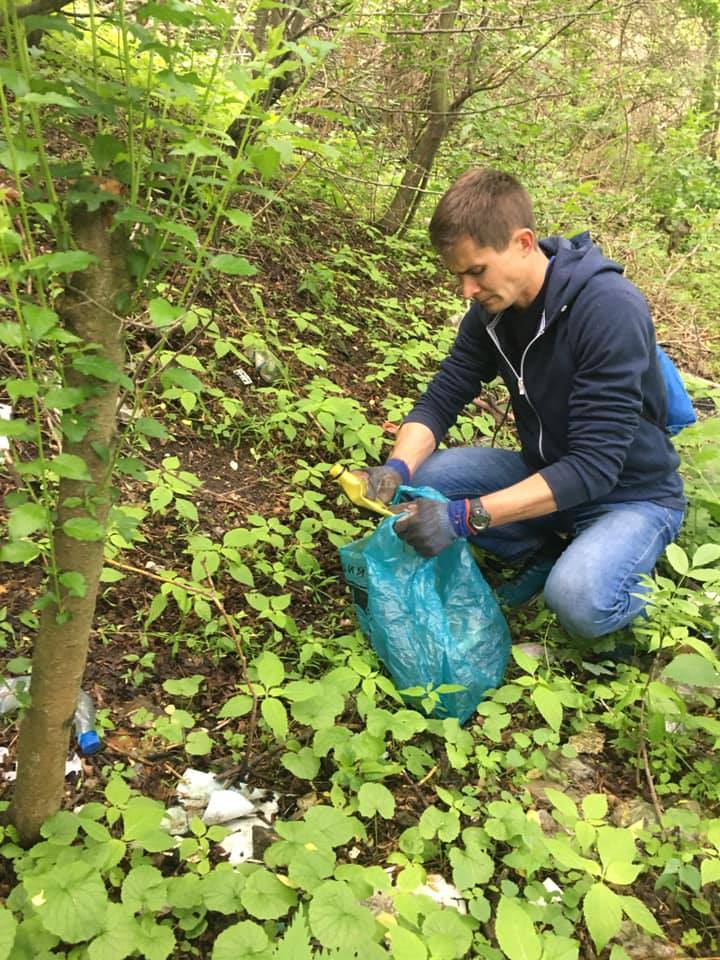Українець за час карантину зібрав 2,5 тонни сміття, гуляючи лісом