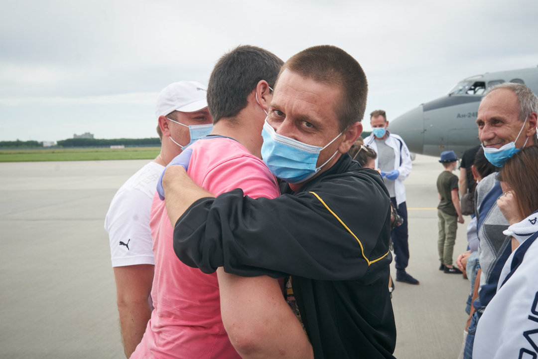 В Україну після 3 років у в'язниці Лівії прилетіли 14 моряків