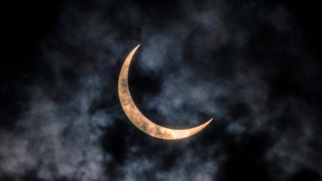 У мережі показали фото рідкісного сонячного затемнення