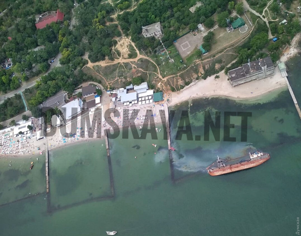 Із затонулого біля узбережжя Одеси танкера почало виливатися паливо