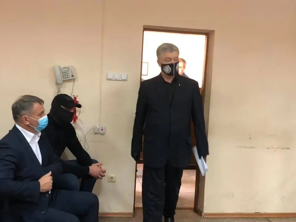 Петро Порошенко вже прибув до суду.