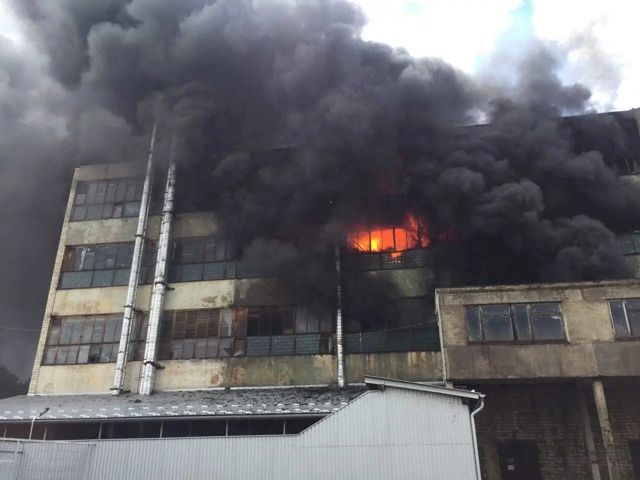 У Чернівцях спалахнула масштабна пожежа на фабриці гумових виробів і полімерних труб