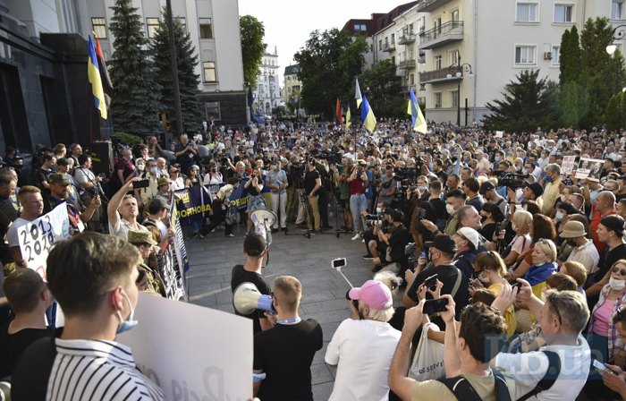 Під Офісом президента пройшла акція проти нових домовленостей щодо Донбасу