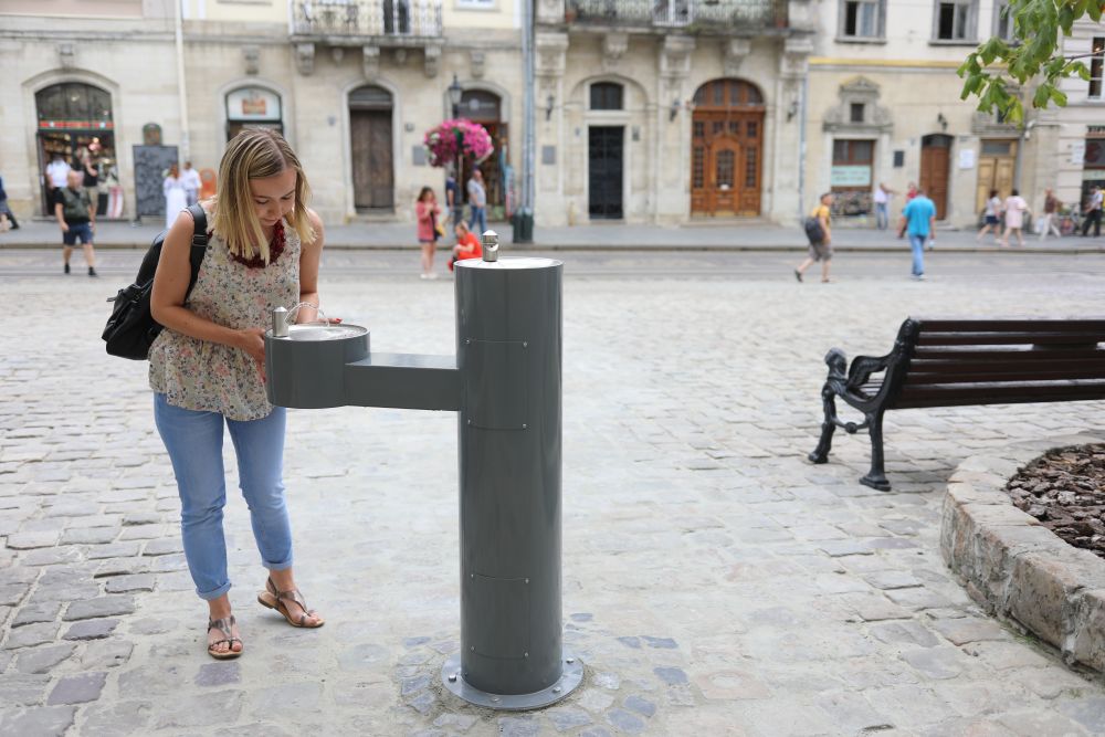 U Centri Lvova Zapracyuvav Pershij Fontan Z Pitnoyu Vodoyu Rubrika