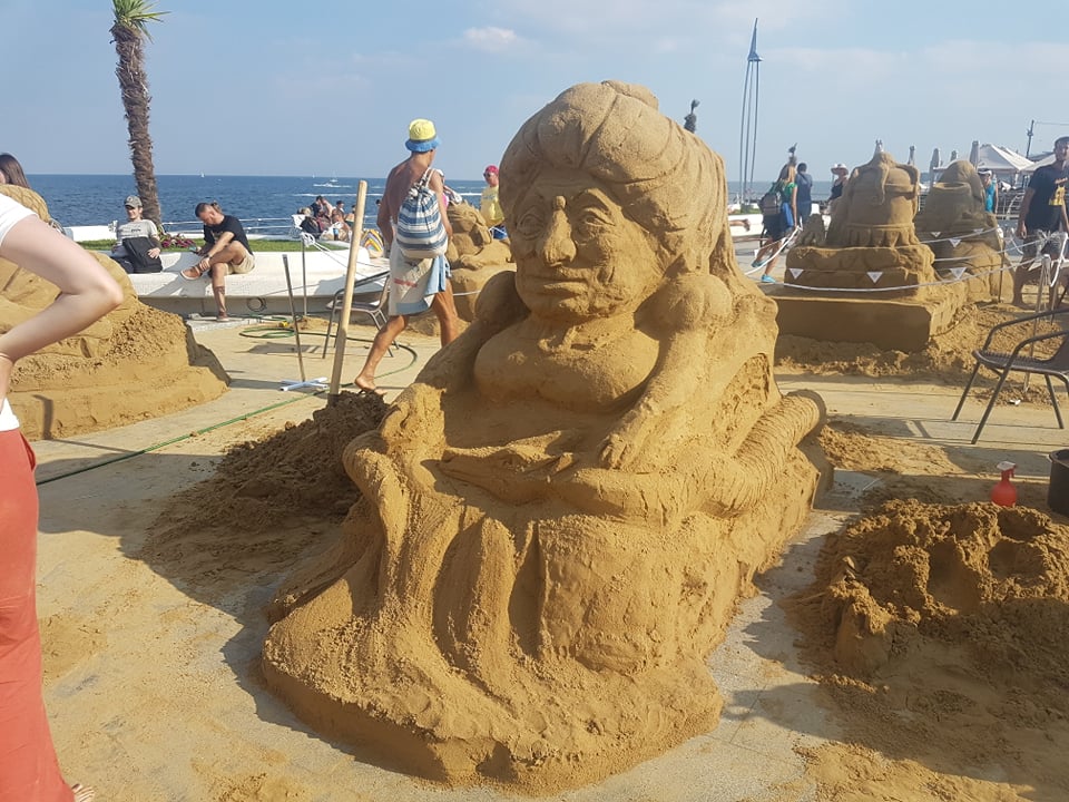 В Одесі з піску зліпили триметрові скульптури мультяшних героїв