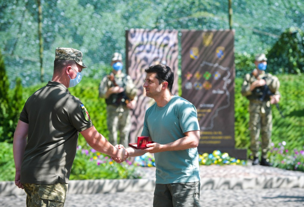 Зеленський нагороджує військових