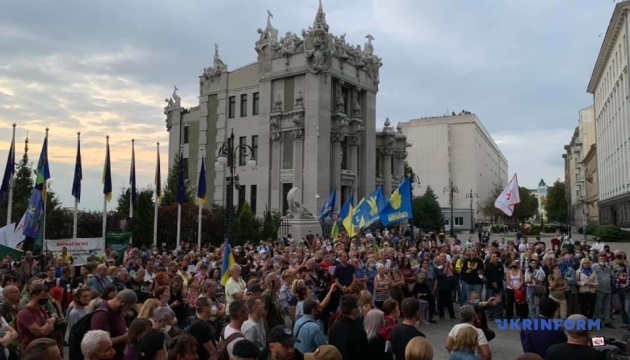 Під офісом Зеленського проходять акції протесту через ситуацію на Донбасі: фото, відео