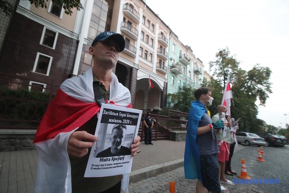 Вимагають звільнити політв'язнів та провести виборі: у Києві проходить акція на підтримку білорусів