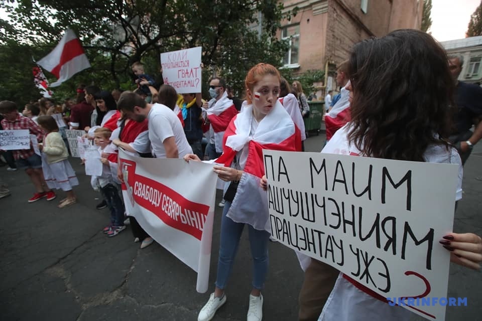 Вимагають звільнити політв'язнів та провести виборі: у Києві проходить акція на підтримку білорусів