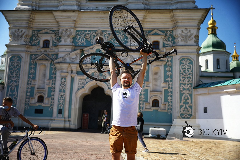 Лежали на Софійській площі і посміхались дронам: у Києві пройшов незвичний велофлешмоб