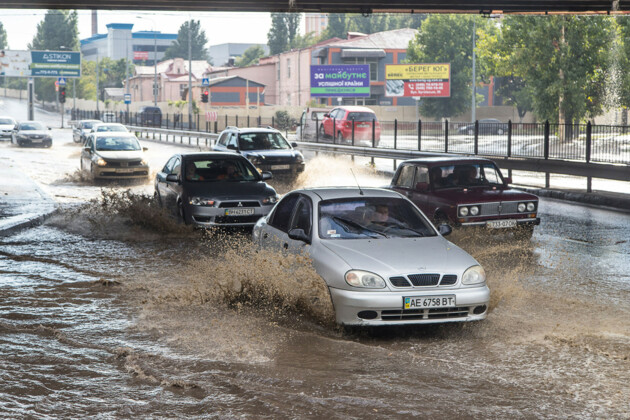 Затоплені вулиці та поламані дерева: в Одесі сталася потужна злива