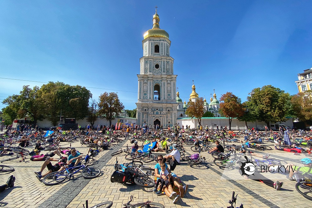 Лежали на Софійській площі і посміхались дронам: у Києві пройшов незвичний велофлешмоб
