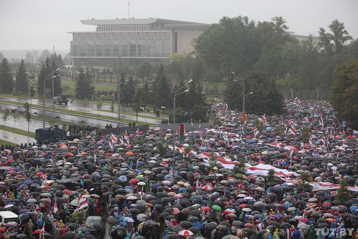 протестанти в мінську під дощем