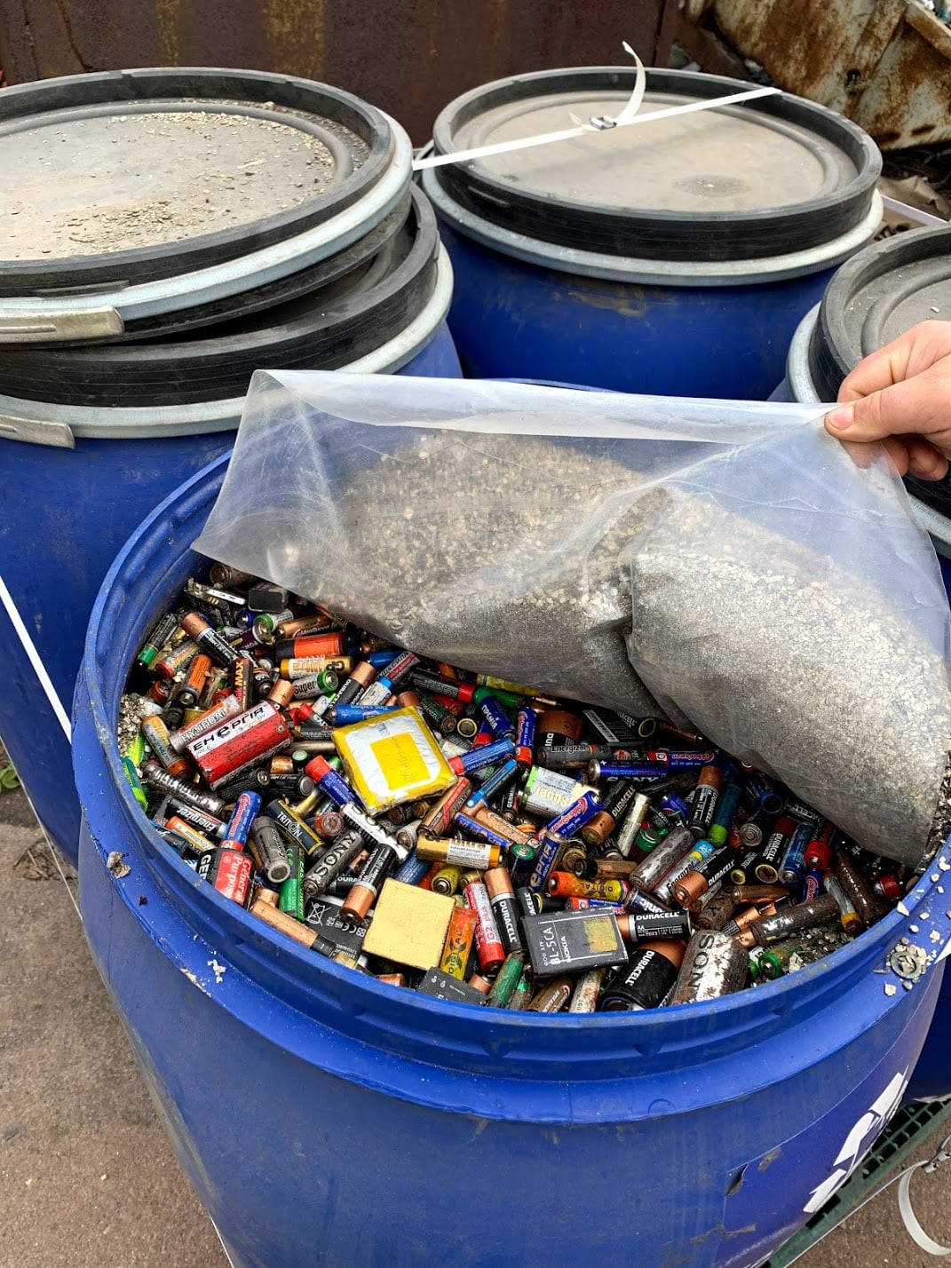 Україна відправила на переробку вже понад 100 тонн батарейок
