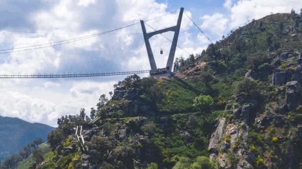 У Португалії побудували найдовший підвісний пішохідний міст у світі: фото, відео