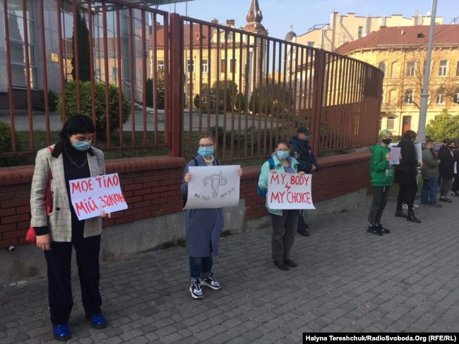 У Львові жінки вийшли на акцію солідарності проти заборони абортів у Польщі