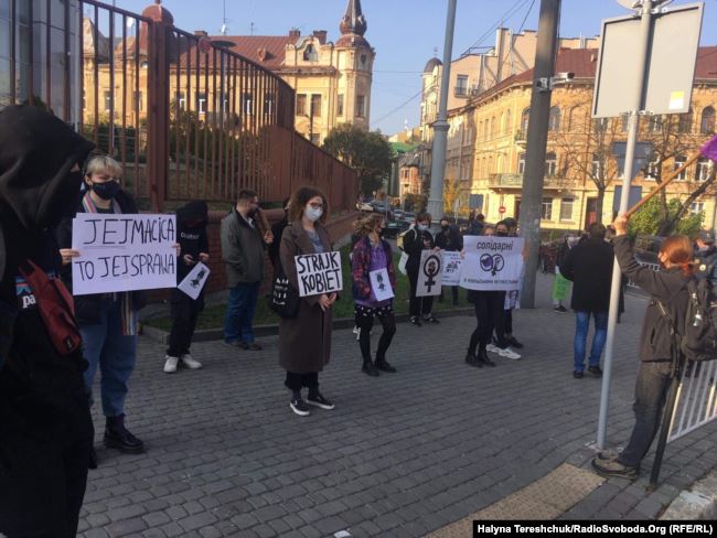 У Львові жінки вийшли на акцію солідарності проти заборони абортів у Польщі